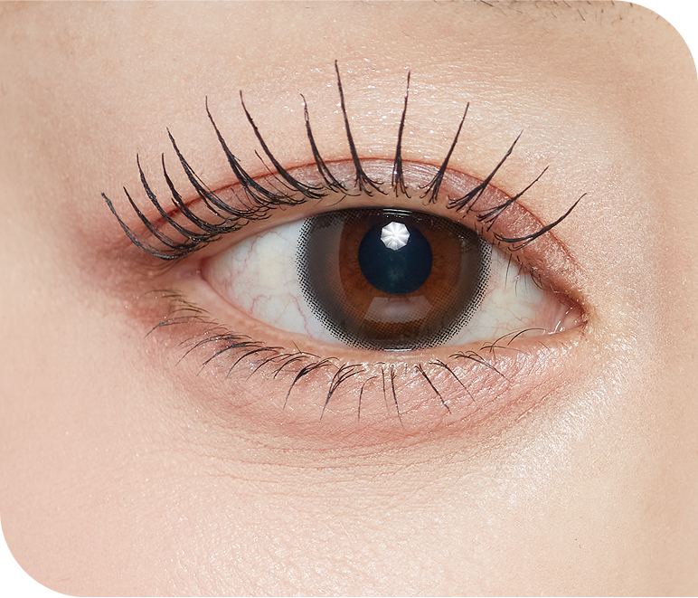 束感まつ毛の目元クローズアップ